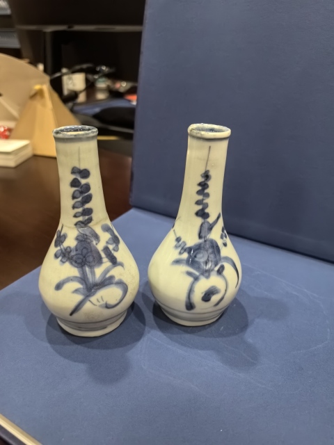 古玩陶瓷梅紋青花錐把瓶拍賣，當(dāng)前價(jià)格7800元