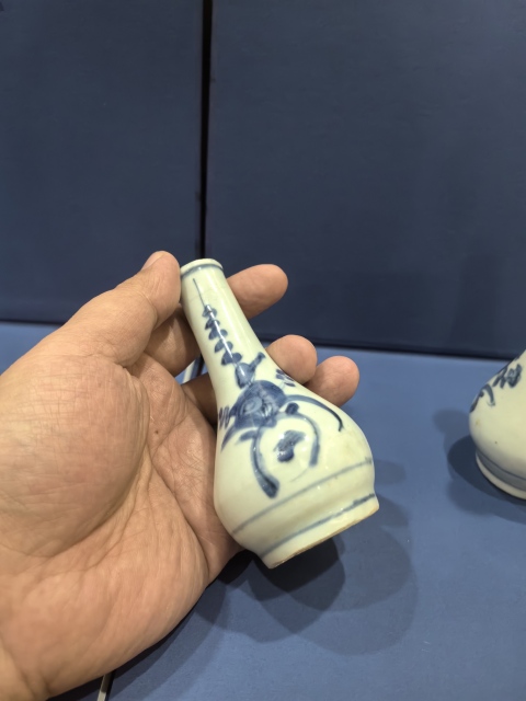 古玩陶瓷梅紋青花錐把瓶拍賣，當(dāng)前價(jià)格7800元