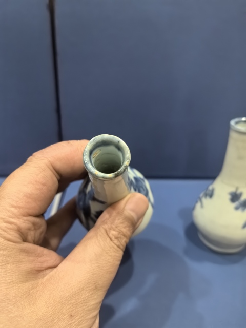 古玩陶瓷梅紋青花錐把瓶拍賣，當(dāng)前價(jià)格7800元