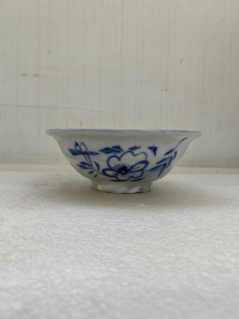 古玩陶瓷青花三魚花卉紋撇口碗拍賣,當前價格550元