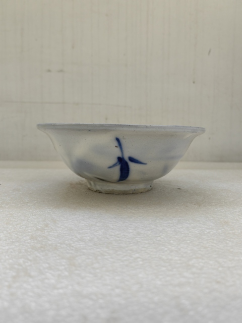 古玩陶瓷青花三魚花卉紋撇口碗拍賣,當前價格550元