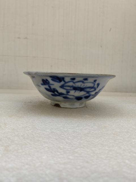 古玩陶瓷青花三魚花卉紋撇口碗拍賣,當前價格450元