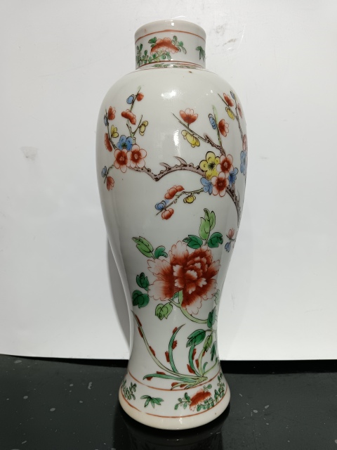 古玩陶瓷晚清五彩孔雀牡丹紋瓶拍賣,當(dāng)前價(jià)格8600元