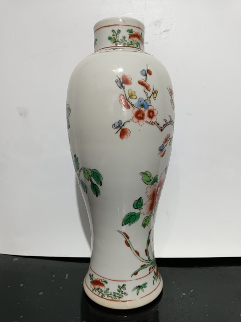 古玩陶瓷晚清五彩孔雀牡丹紋瓶拍賣,當(dāng)前價(jià)格8600元