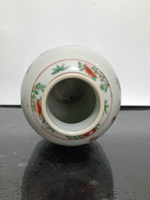 古玩陶瓷晚清五彩孔雀牡丹紋瓶拍賣,當(dāng)前價(jià)格8600元