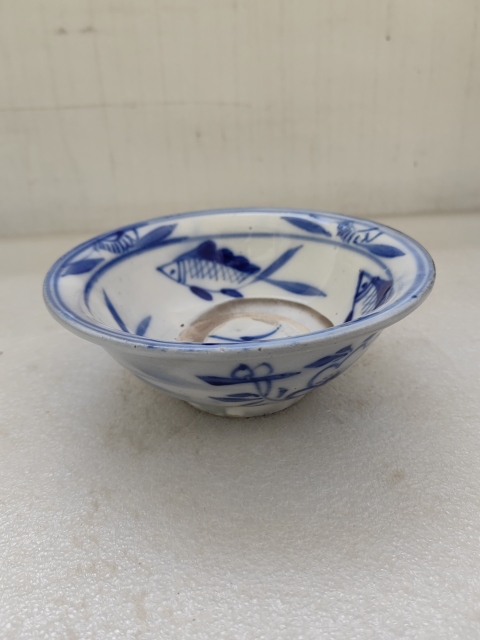古玩陶瓷青花三魚花卉紋撇口碗拍賣,當前價格550元