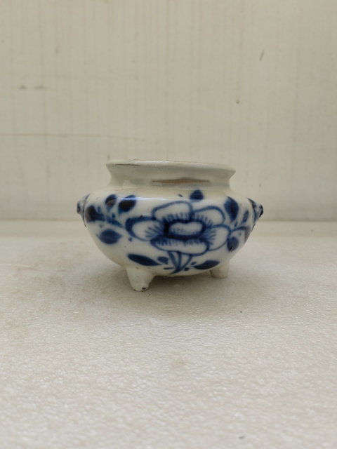 古玩陶瓷青花花卉紋獅耳三足爐拍賣,當前價格580元