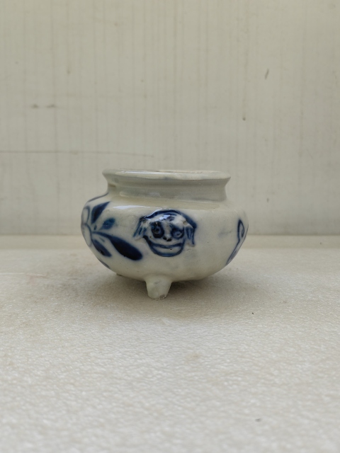 古玩陶瓷青花花卉紋獅耳三足爐拍賣,當前價格580元
