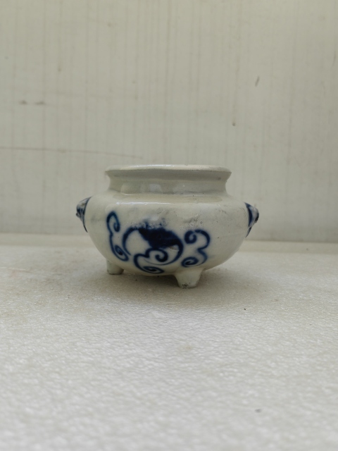 古玩陶瓷青花花卉紋獅耳三足爐拍賣,當前價格580元