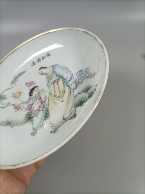 古玩陶瓷粉彩愛蓮圖盤拍賣,當(dāng)前價(jià)格1200元