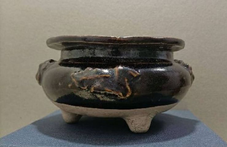 古玩陶瓷清代磁州窯三足醬釉獸耳爐拍賣,當前價格2300元