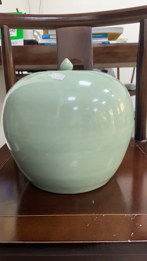 古玩陶瓷清中期 冬青釉青花加白童子折桂圖西瓜罐拍賣,當前價格2580元