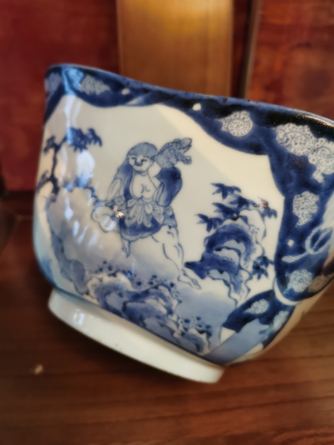 古玩陶瓷晚清民國青花三邊形神話故事碗拍賣，當前價格3600元