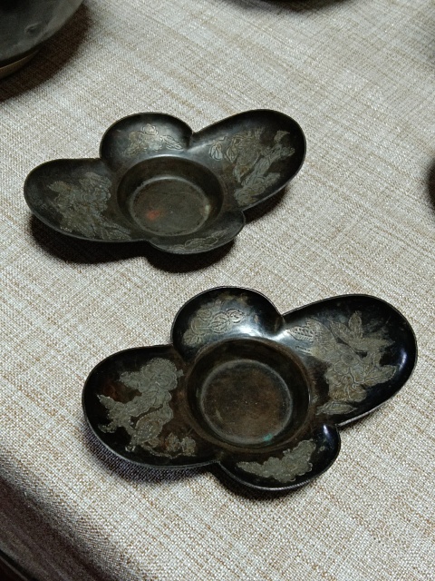 古玩陶瓷清代鏨刻花鳥紋銅底托茶托一對拍賣,當前價格1800元