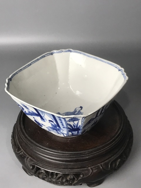 域鉴古玩】（精品四爱碗）清·康熙·青花人物故事纹-四方碗拍卖