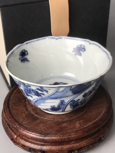 古玩陶瓷（精品花口杯）清·康熙·青花通景山水人物紋花口杯拍賣，當前價格1128元