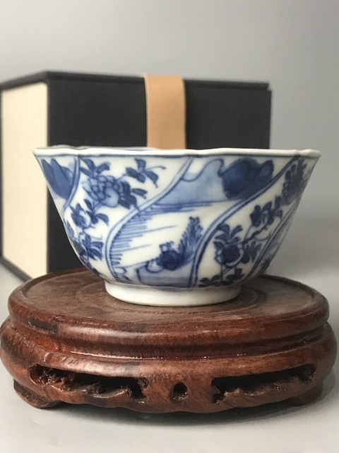 古玩陶瓷（精品花口杯）清·康熙·青花通景山水人物紋花口杯拍賣，當前價格1128元