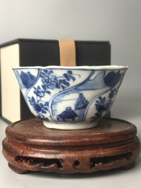 古玩陶瓷（精品花口杯）清·康熙·青花通景山水人物紋花口杯拍賣，當前價格1128元