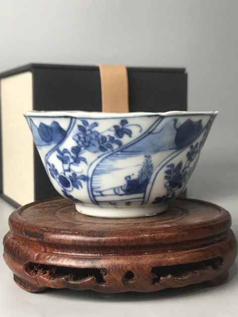 古玩陶瓷（精品花口杯）清·康熙·青花通景山水人物紋花口杯拍賣，當前價格1128元