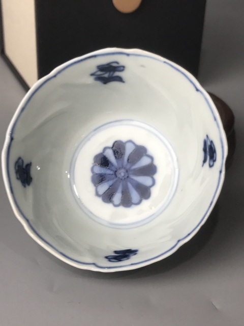 古玩陶瓷（精品花口杯）清·康熙·青花通景山水人物紋花口杯拍賣，當前價格1128元