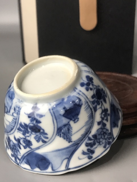 古玩陶瓷（精品花口杯）清·康熙·青花通景山水人物紋花口杯拍賣，當前價格1128元