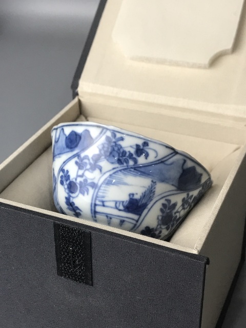 古玩陶瓷（精品花口杯）清·康熙·青花通景山水人物紋花口杯拍賣，當前價格1128元