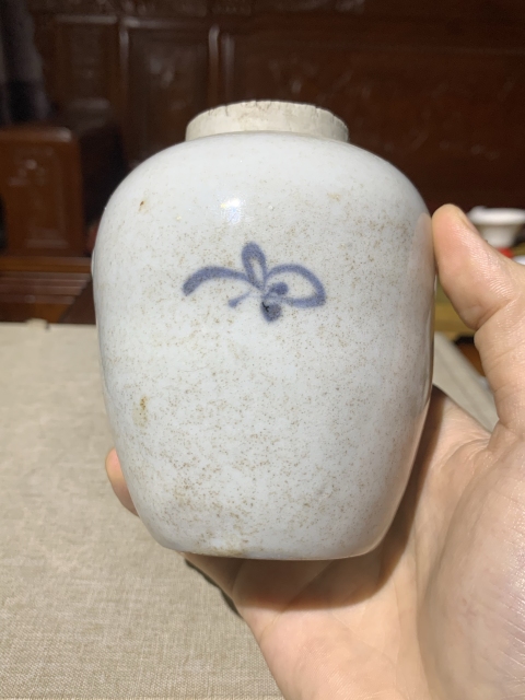 古玩陶瓷【清中】德化白瓷青花花蝶紋蓮子罐拍賣,當(dāng)前價(jià)格0元