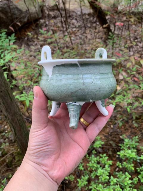 古玩陶瓷館藏級精品北宋龍泉冰片紋青瓷獸足鼎式爐拍賣,當前價格3980元