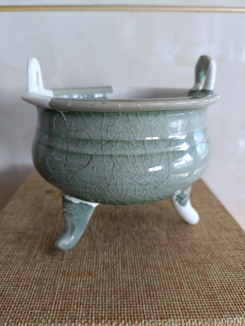 古玩陶瓷館藏級精品北宋龍泉冰片紋青瓷獸足鼎式爐拍賣,當前價格3980元