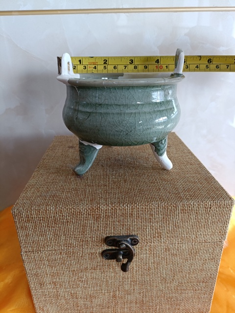 古玩陶瓷館藏級精品北宋龍泉冰片紋青瓷獸足鼎式爐拍賣,當前價格3980元