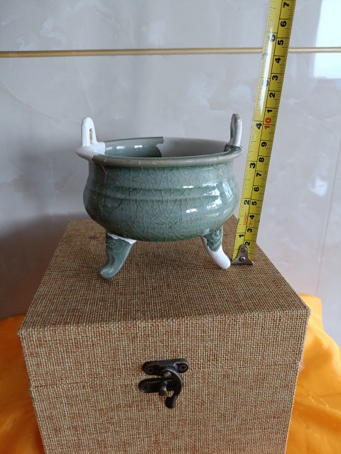 古玩陶瓷館藏級精品北宋龍泉冰片紋青瓷獸足鼎式爐拍賣,當前價格3980元