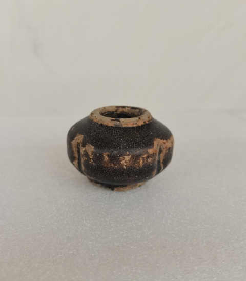古玩陶瓷唐代·褐釉瓜棱水盂真品鑒賞圖