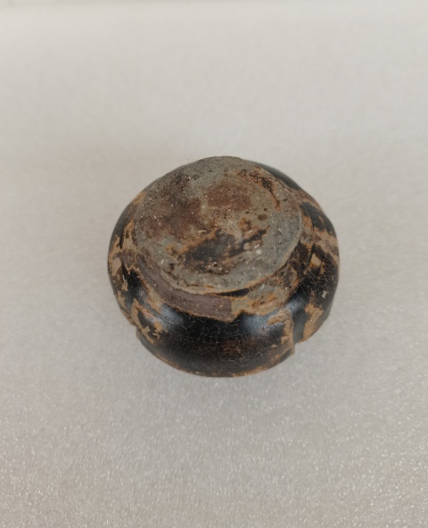古玩陶瓷唐代·褐釉瓜棱水盂真品鑒賞圖