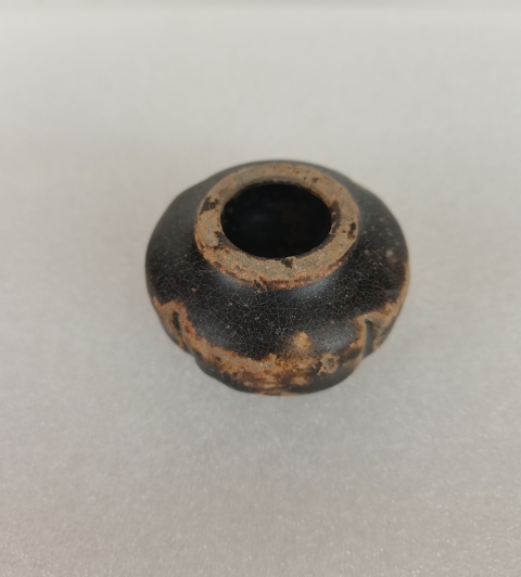 古玩陶瓷唐代·褐釉瓜棱水盂真品鑒賞圖