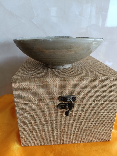 古玩陶瓷館藏級(jí)北宋龍泉青瓷五出筋河濱遺范方款盞拍賣，當(dāng)前價(jià)格1980元