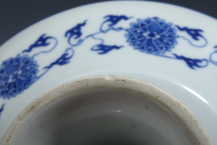 古玩陶瓷清末民初·青花纏枝蓮紋高足盤真品鑒賞圖