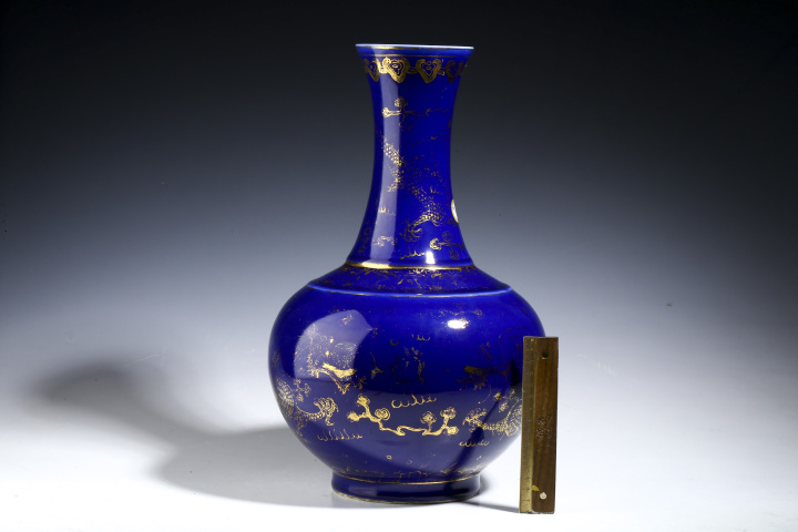 古玩陶瓷清末民初·藍(lán)釉描金雙龍戲珠紋賞瓶拍賣,當(dāng)前價格22000元