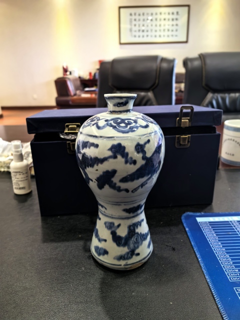 古玩陶瓷明嘉靖青花云鶴紋梅瓶拍賣,當(dāng)前價格39999元