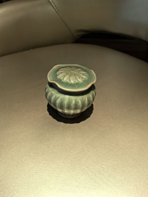 古玩陶瓷宋末元初龍泉青瓷荷葉罐拍賣，當前價格15800元