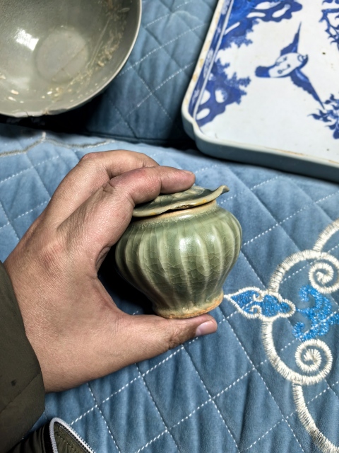 古玩陶瓷宋末元初龍泉青瓷荷葉罐拍賣，當前價格15800元