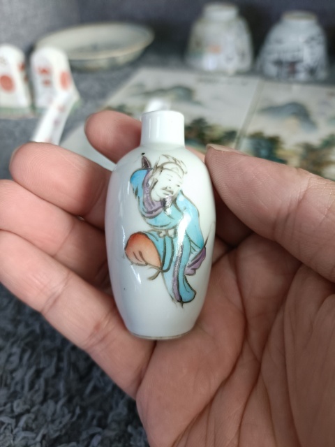 古玩陶瓷同治粉彩人物紋鼻煙壺拍賣(mài)，當(dāng)前價(jià)格2180元