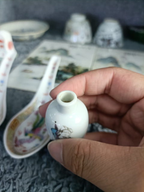 古玩陶瓷同治粉彩人物紋鼻煙壺拍賣(mài)，當(dāng)前價(jià)格2180元