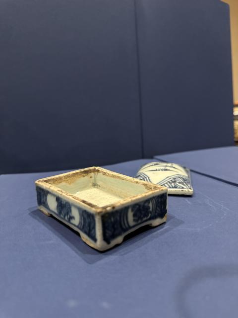 古玩陶瓷青花竹報(bào)平安圖四方蓋盒拍賣,當(dāng)前價(jià)格1200元