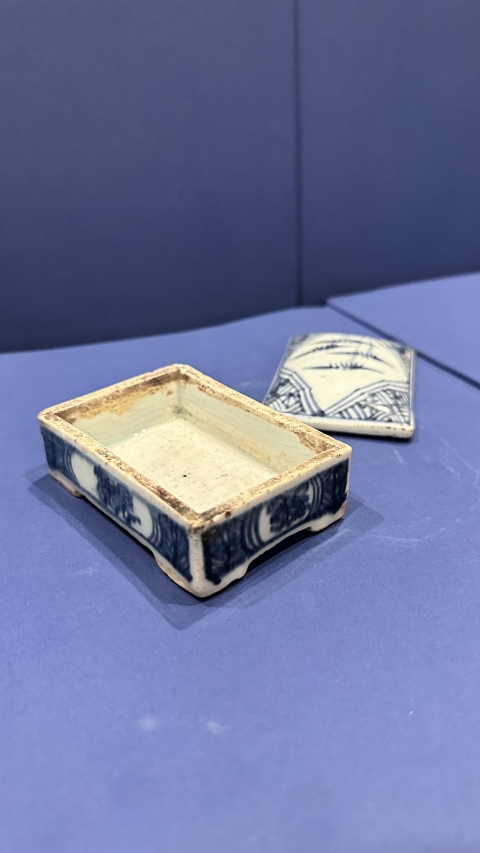 古玩陶瓷青花竹報(bào)平安圖四方蓋盒拍賣,當(dāng)前價(jià)格1200元