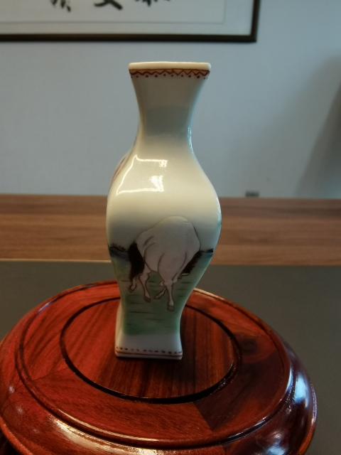 古玩陶瓷一把抓粉彩八駿馬圖四方瓶拍賣，當前價格1650元