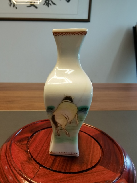 古玩陶瓷一把抓粉彩八駿馬圖四方瓶拍賣，當前價格1650元