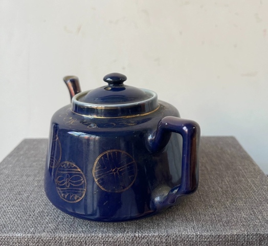 古玩陶瓷民國藍釉描金皮球花茶壺拍賣，當(dāng)前價格680元