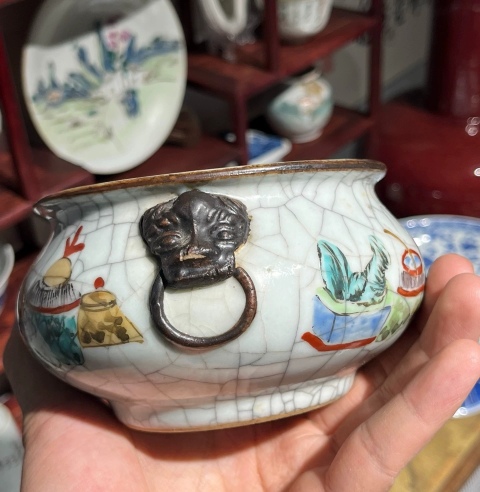 古玩陶瓷清中期哥釉大開片五彩博古圖獅耳爐拍賣，當前價格5500元