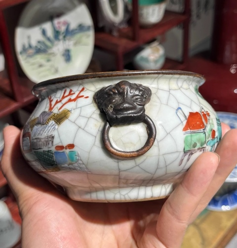 古玩陶瓷清中期哥釉大開片五彩博古圖獅耳爐拍賣，當前價格5500元