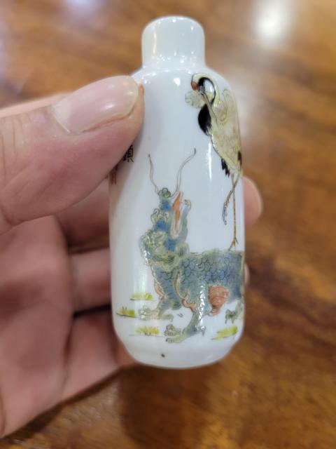 古玩陶瓷民國(guó)粉彩麒麟鶴紋鼻煙壺拍賣(mài)，當(dāng)前價(jià)格6800元